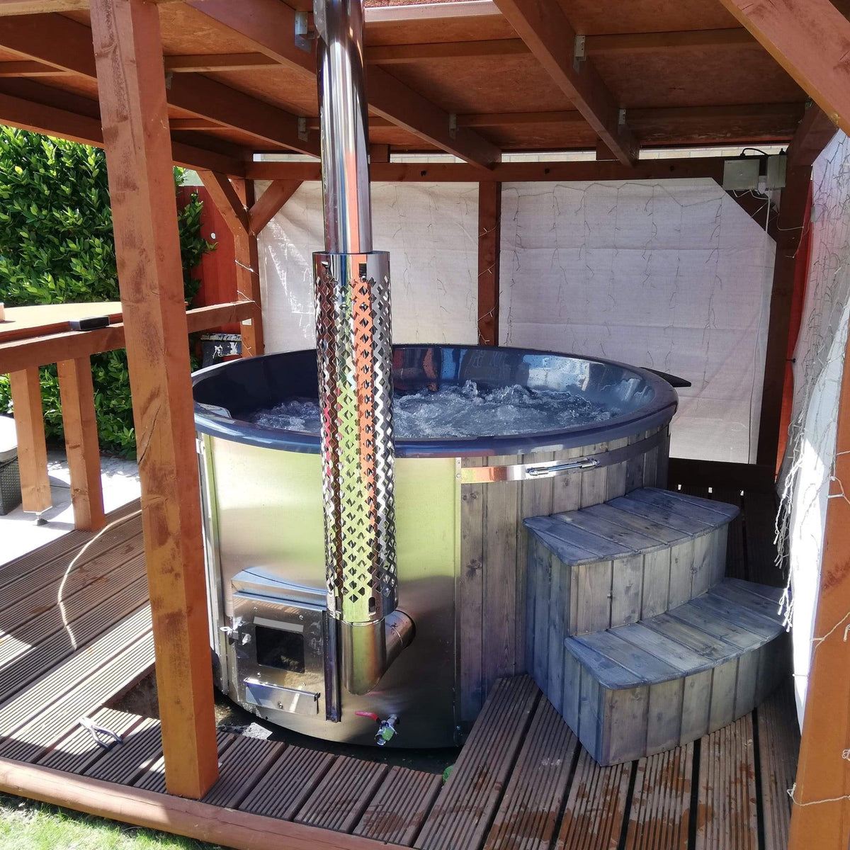 Large 200cm Wood Fired Hot Tub, Integrated Heater, Fibreglass liner.