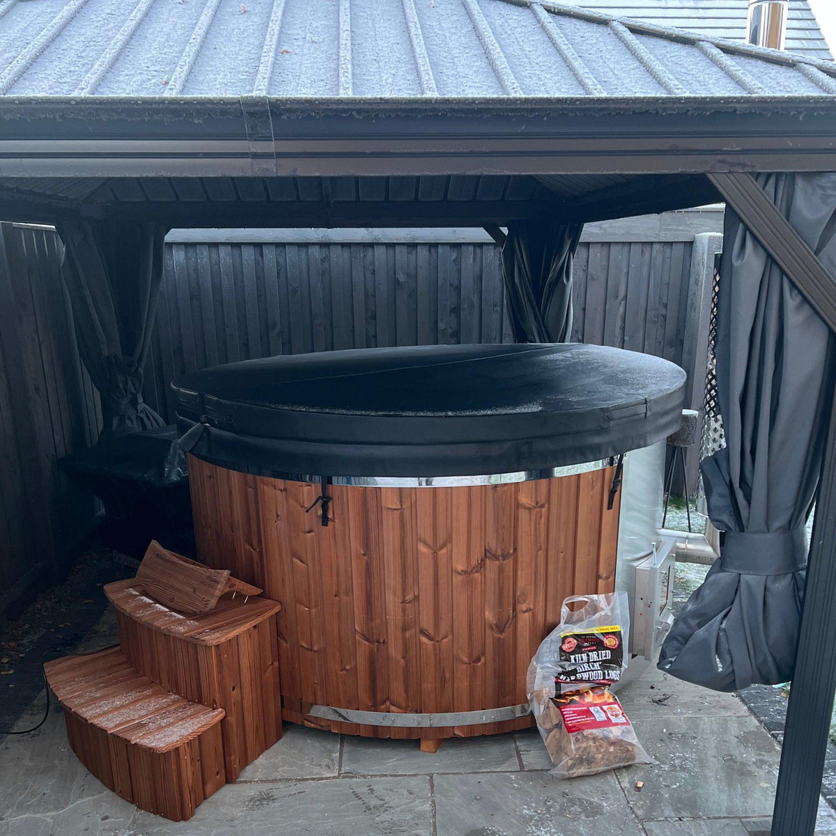 Large 200cm Wood Fired Hot Tub, Integrated Heater, Fibreglass liner.