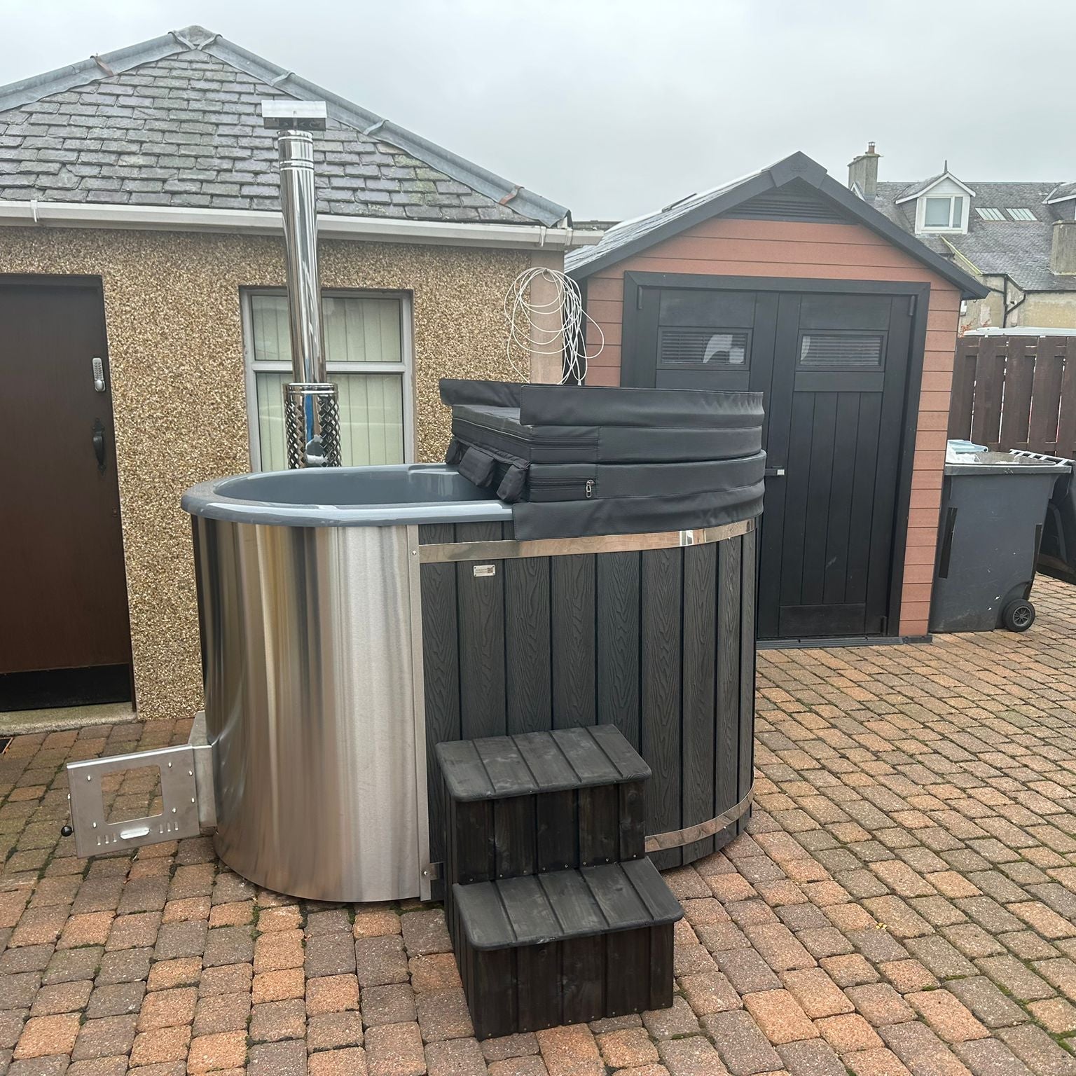 Ofuro wood-fired tub with integrated heater