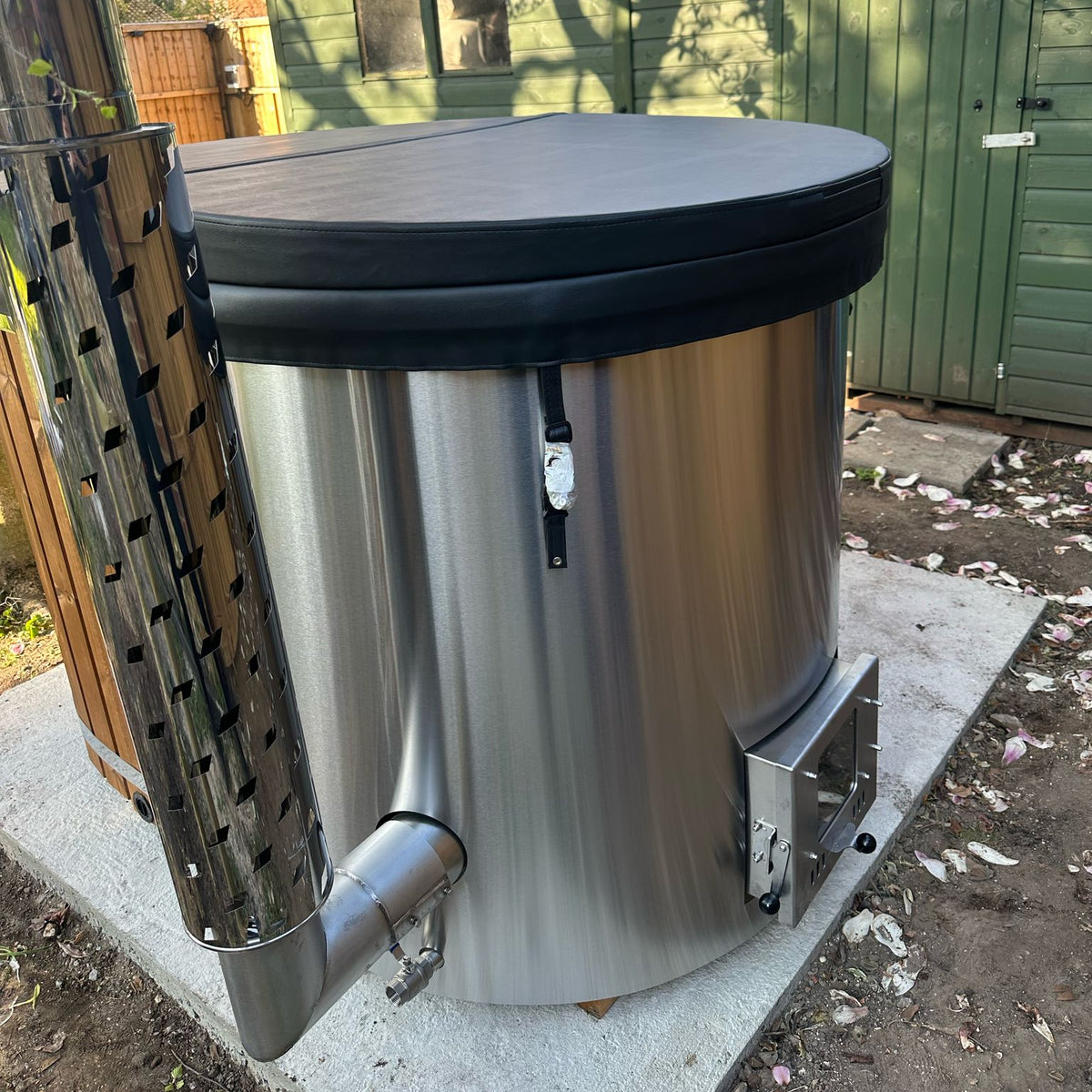 Ofuro wood-fired tub with integrated heater