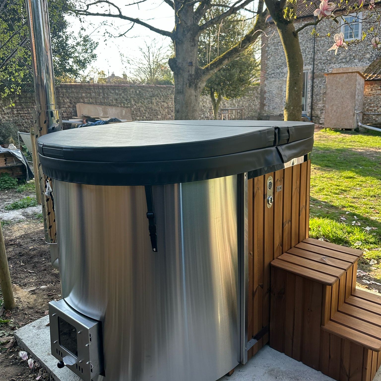 Ofuro wood-fired tub with integrated heater