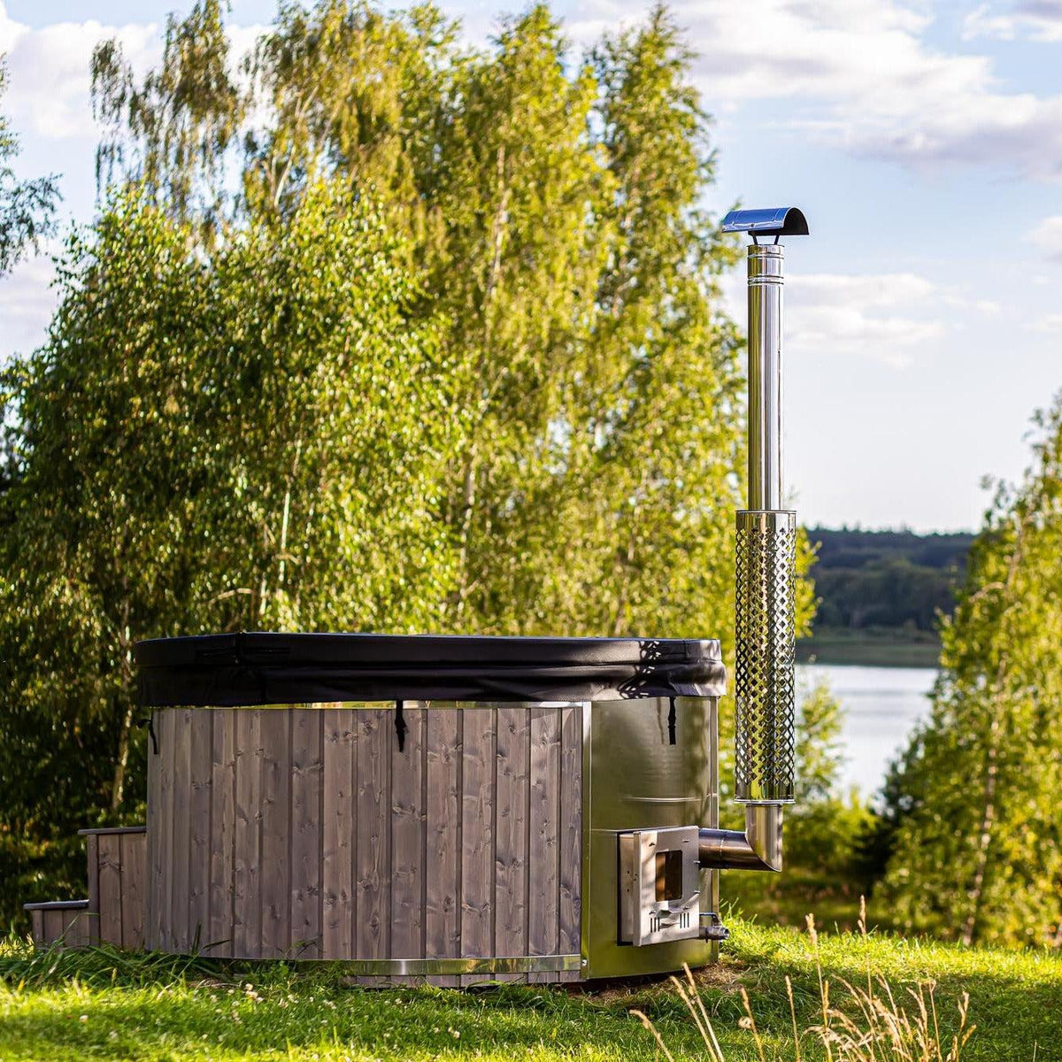 XL Wood Fired Hot Tub, Integrated Heater, Fibreglass Liner.