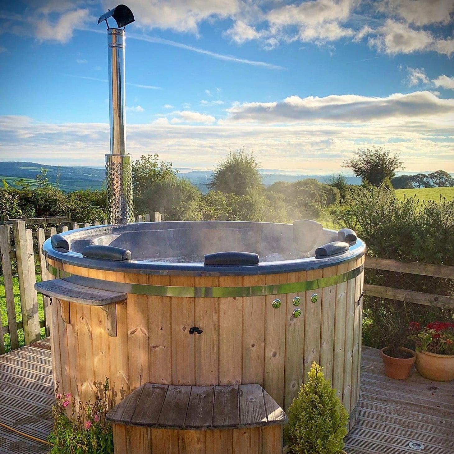 XL Wood Fired Hot Tub, Integrated Heater, Fibreglass Liner.